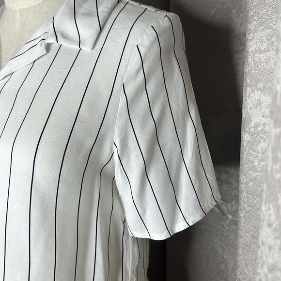 H&M Women's Striped Button Shirt Crop Top Black & White Sz Extra Small - Picture 4 of 9